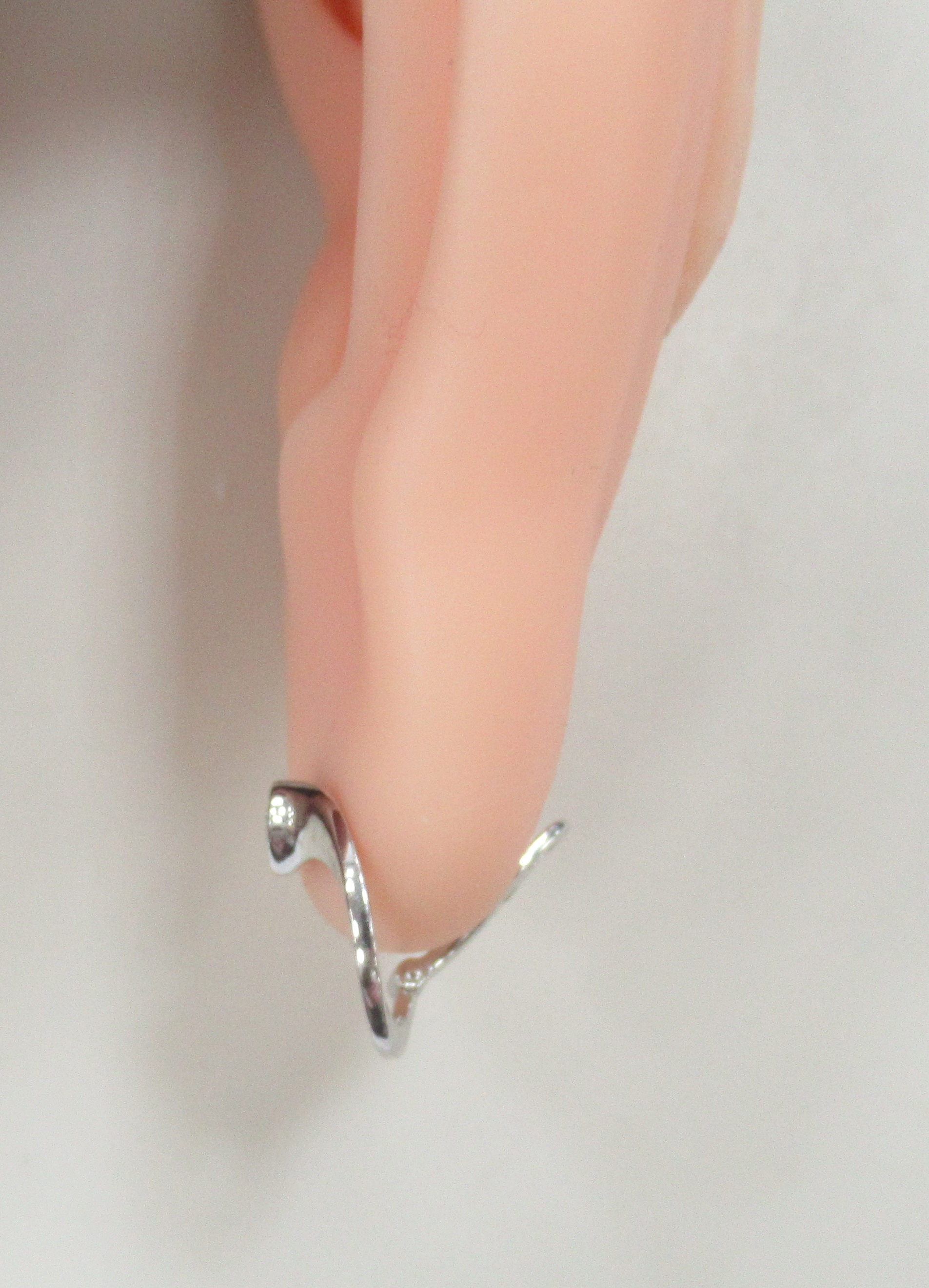 Золотые серьги 585 пробы; белое золото; родий; вставки 16 Бр.Кр-57 0,070 3/6А;